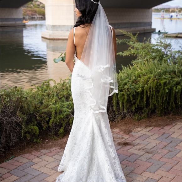 Lace wedding dress + veil - Picture 2 of 7